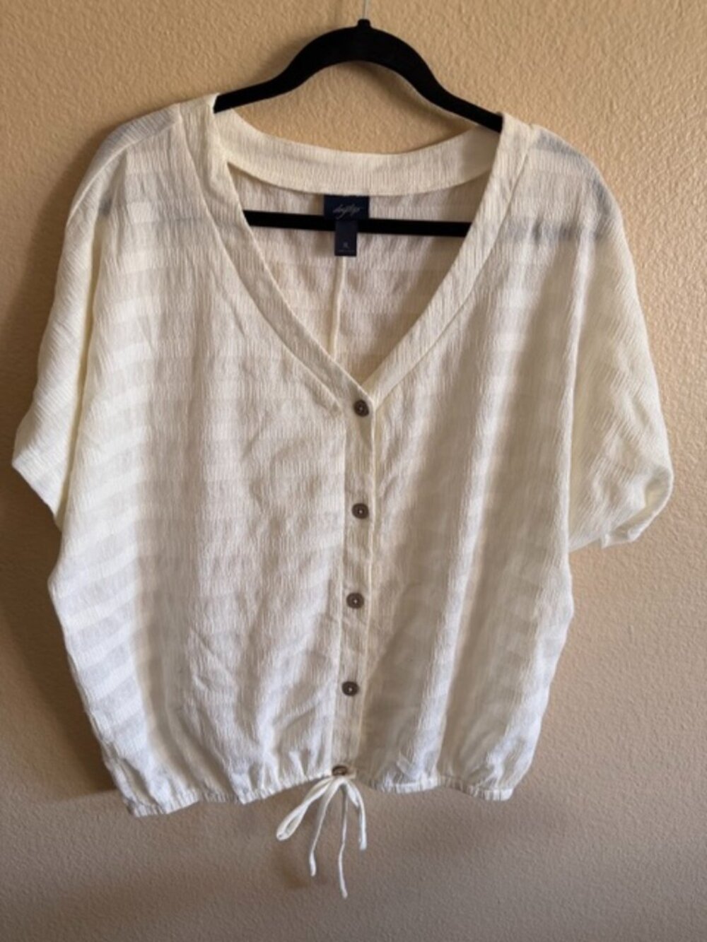 Daytrip v-neck top with elastic bottom, faux tie Size XL